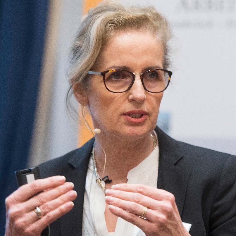 Dr. Sabine Reichelt-Nauseef, organizational psychology expert behind Henry's AI feedback platform